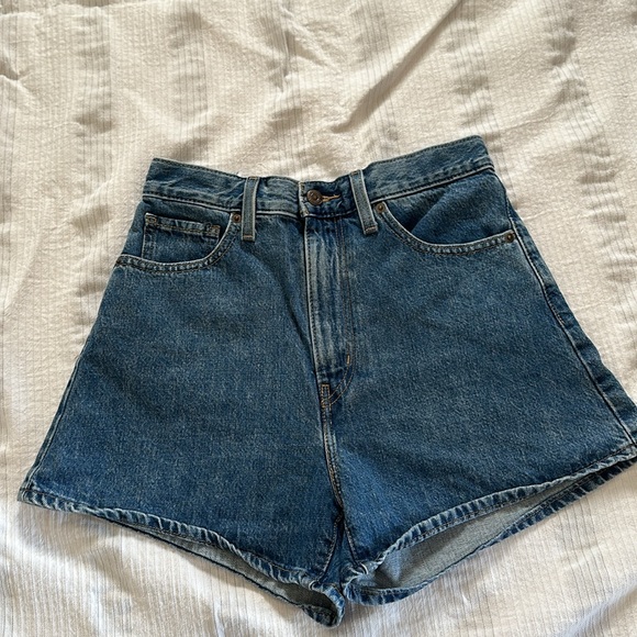 Levi’s High Waisted Mom Shorts - Picture 3 of 4